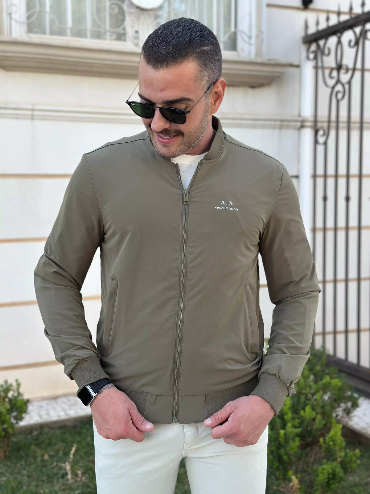 Jaqueta Monocromático Verde Musgo com Zíper em Poliéster e Elastano