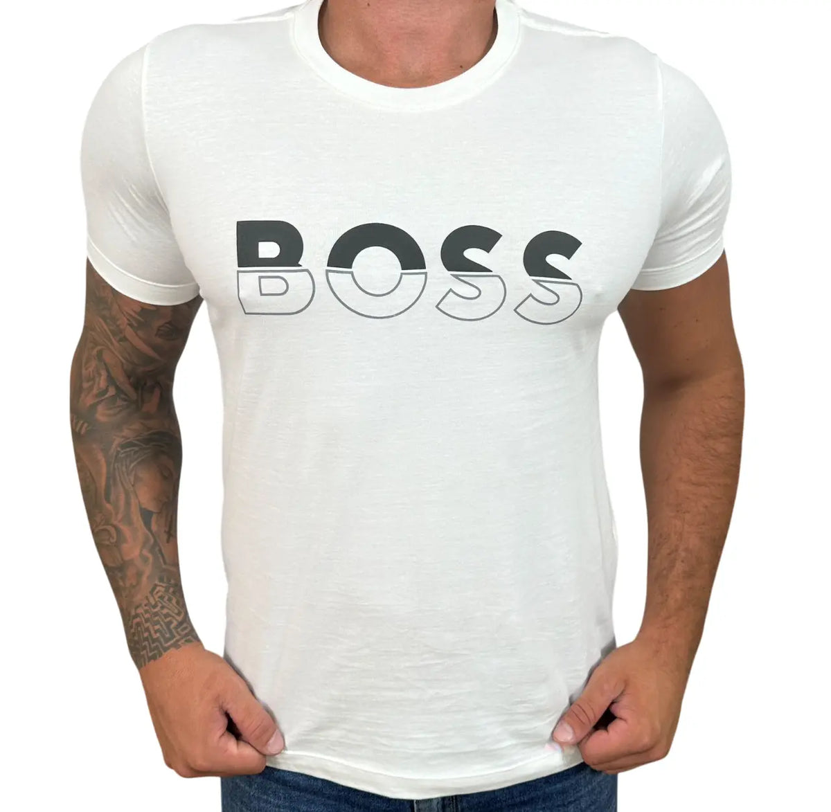 Camiseta Boss Masculina Manga Curta Cor Branca com Logo Branco e Preto